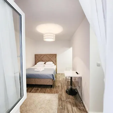 #22 Center Apartment Split