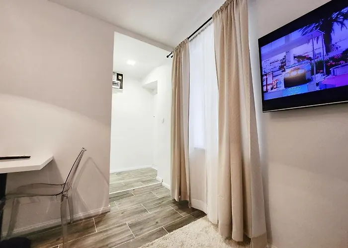 #22 Center Apartment *