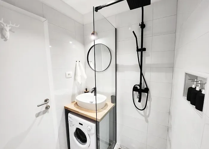 #22 Center Apartment Split